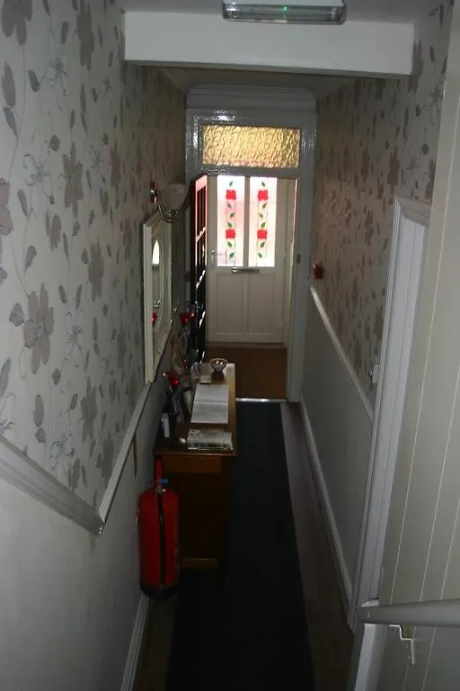 Brontes Guest House Скарборо