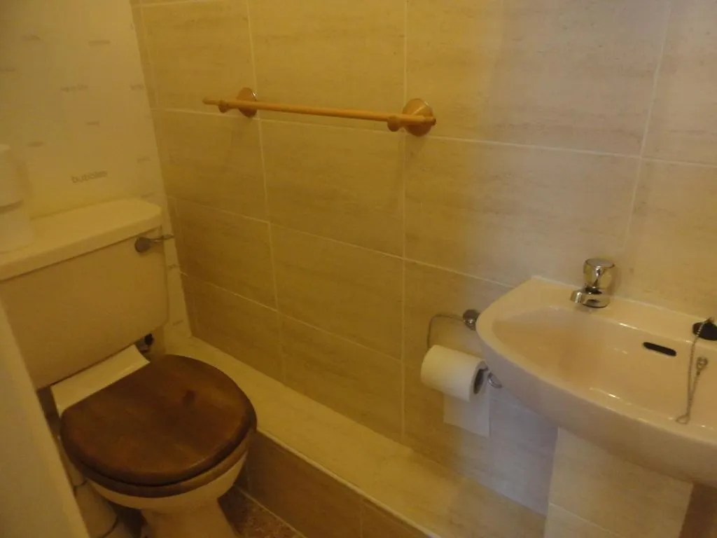 Brontes Guest House Скарборо